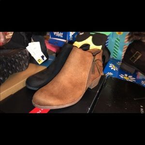 NWT 2x$40 AZ  GALEN Ankle Booties SZ 6M